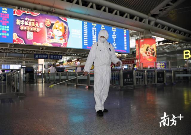 工作人员对广州火车站、广州南站、广州地铁7号线、1号线防控措施情况进行监督检查。南方日报记者 吴伟洪 摄