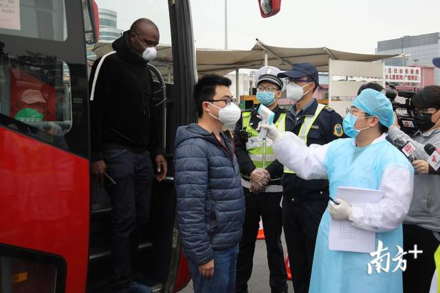 在机场高速三元里收费站实行对来往司乘测量体温。南方日报社记者 符超军 摄